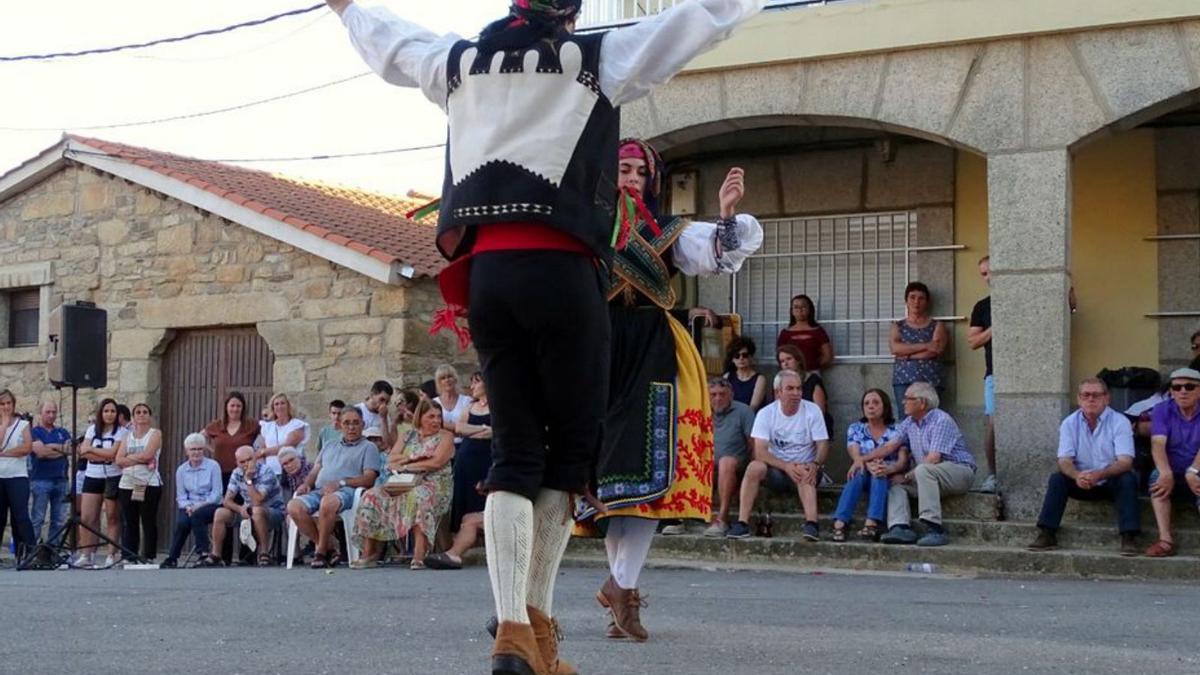 Dos de los folclóricos bailando una jota tradicional. | Chany Sebastián