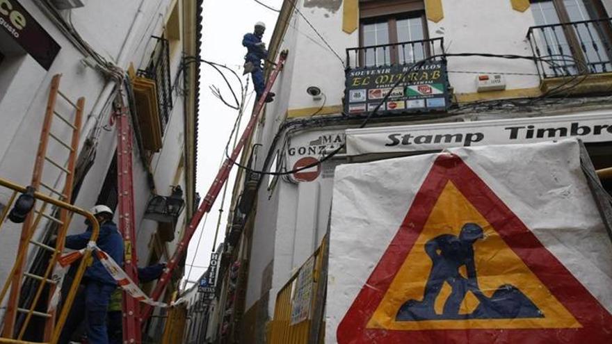 El Ayuntamiento elimina cables del casco histórico