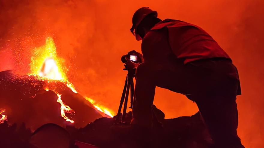 Un técnico de Involcan contempla la erupción del volcán Tajogaite, en La Palma