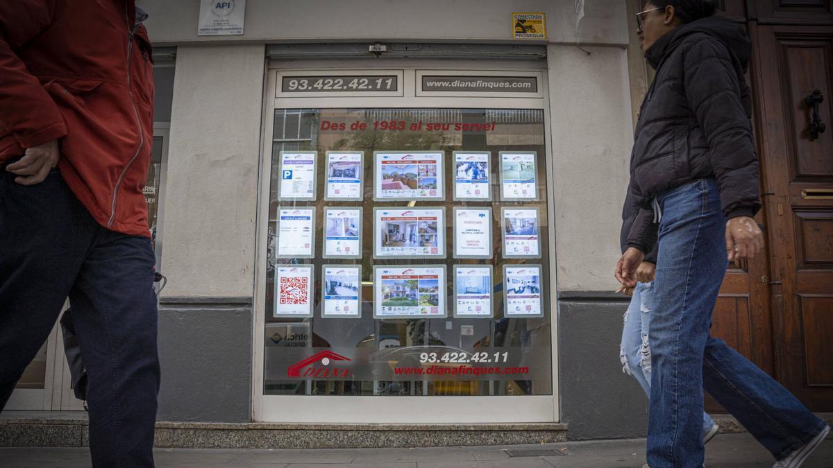 Imagen de archivo del escaparate de una inmobiliaria en Barcelona