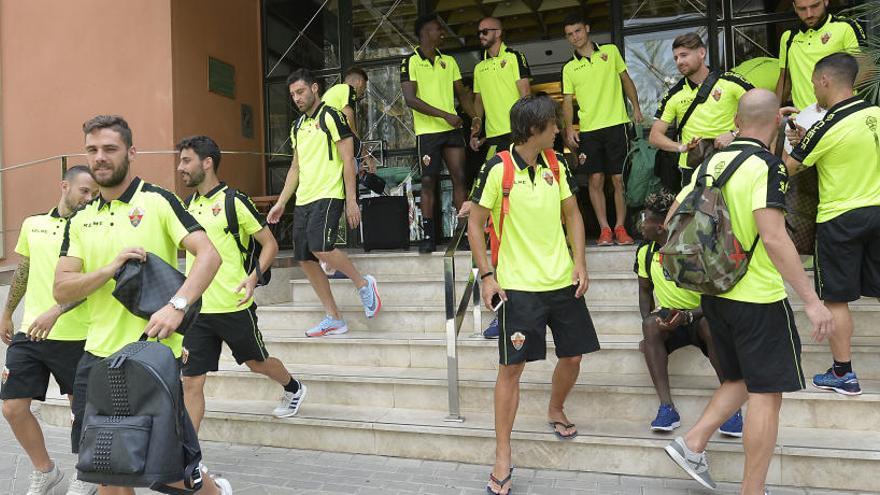 Los jugadores del Elche en el hotel Milenio antes de iniciar un viaje