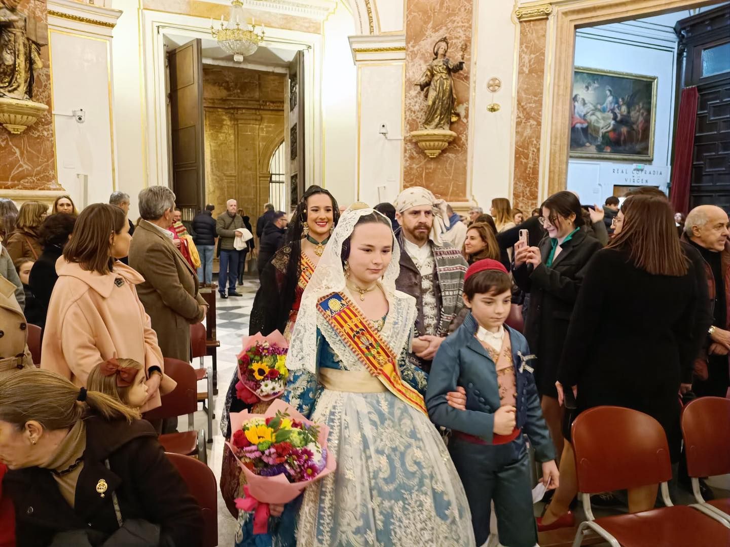 Un manto para la Virgen por los 50 años de la Falla Telefónica