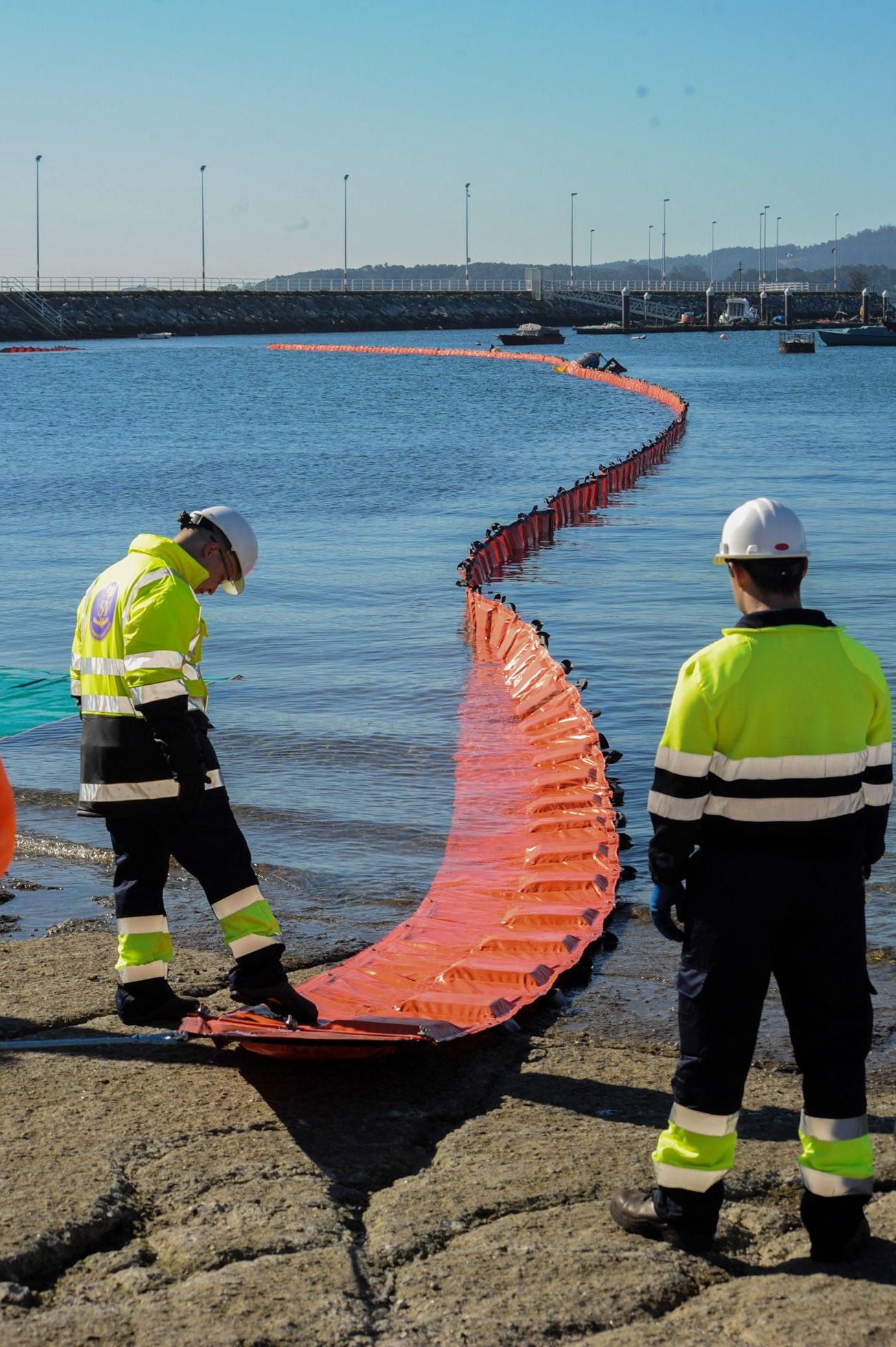 Los profesionales cercan y atraen hacia tierra el posible vertido ubicado en la ría de Vigo, una operación enmarcada dentro del simulacro del plan Camgal.