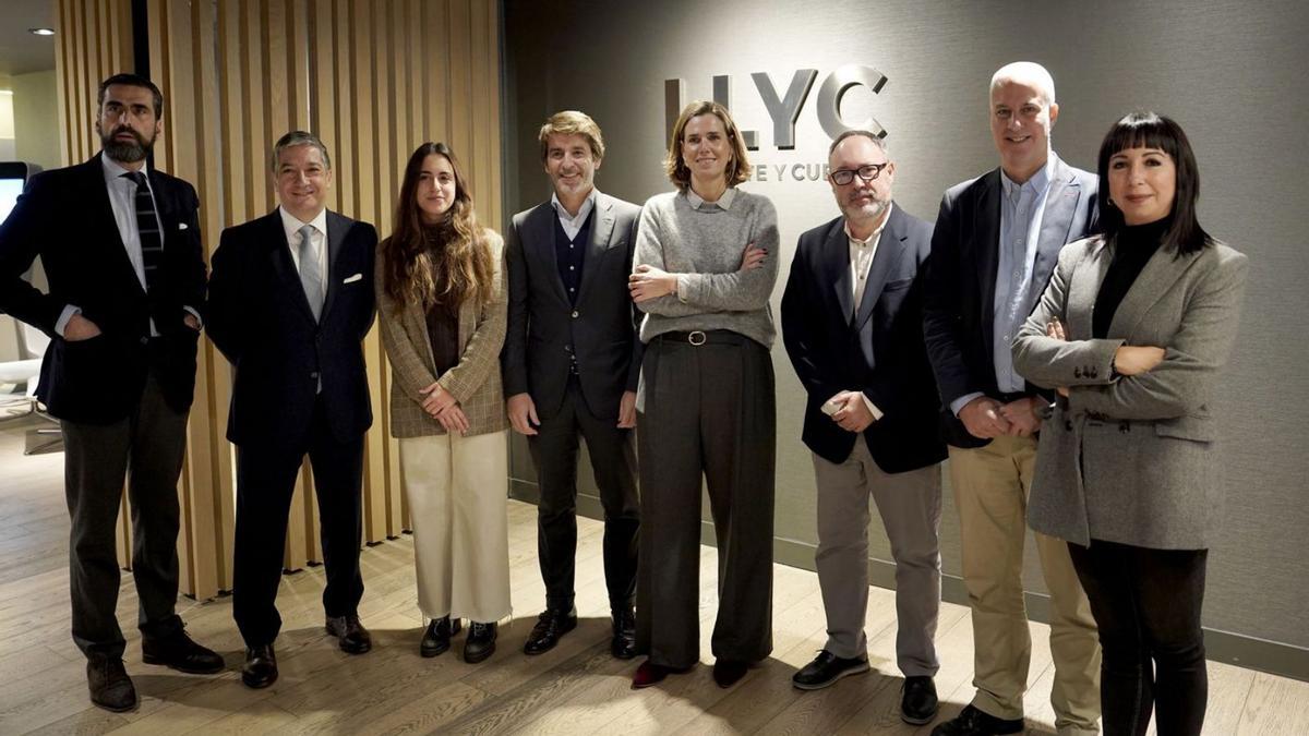 D’esquerra a dreta, Iñaki Ortega, director de LLYC Madrid; Luis Miguel Peña, CEO de LLYC per a Europa; Alba Fernández, experta de Deep Learning de LLYC; Sergi Guillot, director general de Prensa Ibérica; Patricia Cavada, directora sènior de Brand & Ads de LLYC; Joan Cañete, director d’Estratègia de l’Oficina de Projectes Editorials de Prensa Ibérica; Luis Hidalgo, director de ciència de dades de Prensa Ibérica, i Amparo García, CEO de Zeus. | JOSÉ LUIS ROCA