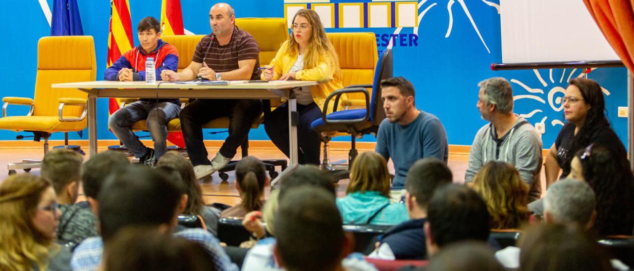 Un momento de la última asamblea celebrada ayer en la Casa del Fester de Benidorm.