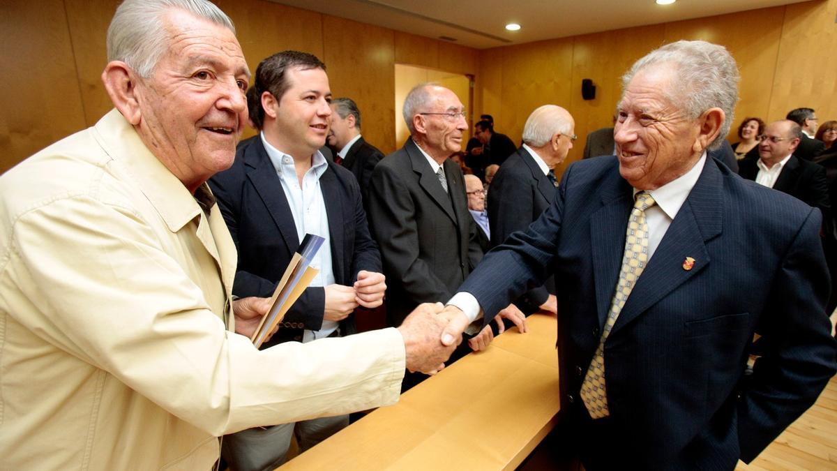 César Vicedo, a la derecha de la imagen, saluda a algunos de los concejales que conformaban la coporación municipal en 1978, cuando Beniardá aprobó la perforación de los pozos, durante el homenaje que se le brindó en Benidorm en 2014.