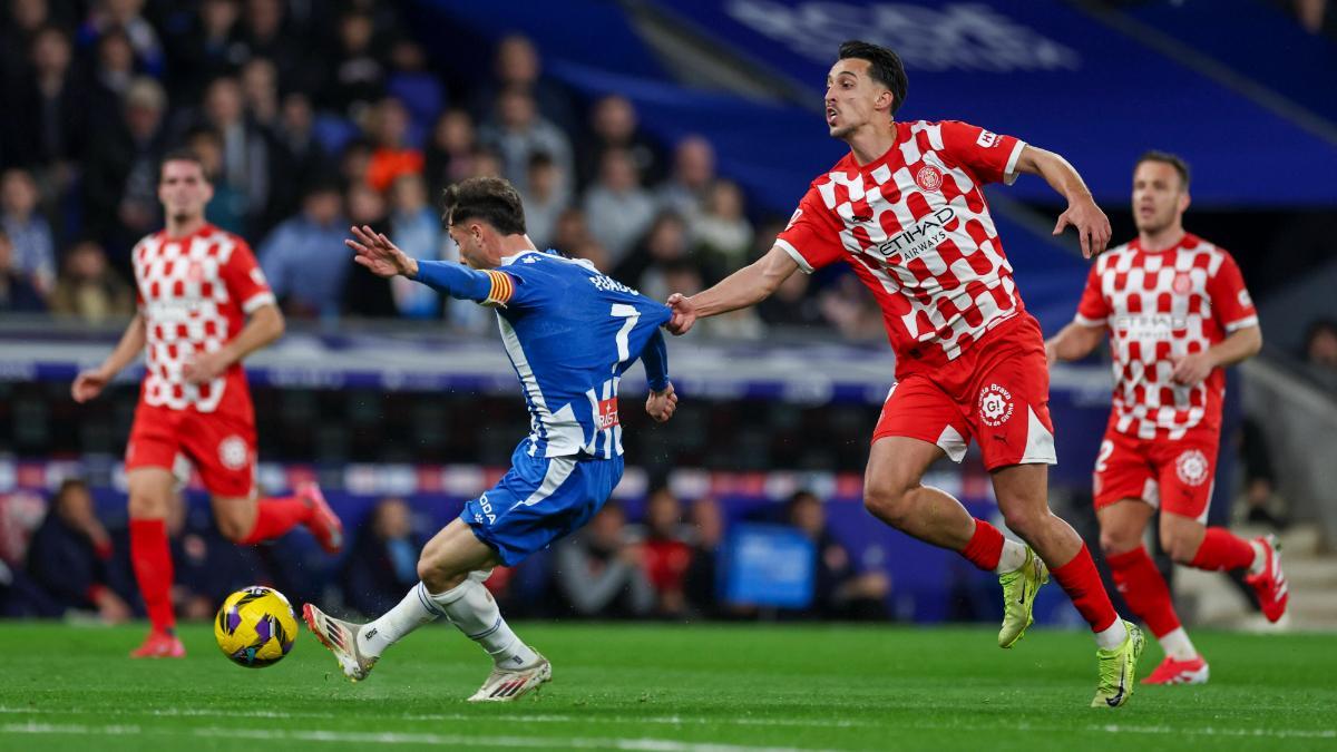 Puado prueba un disparo ante el Girona
