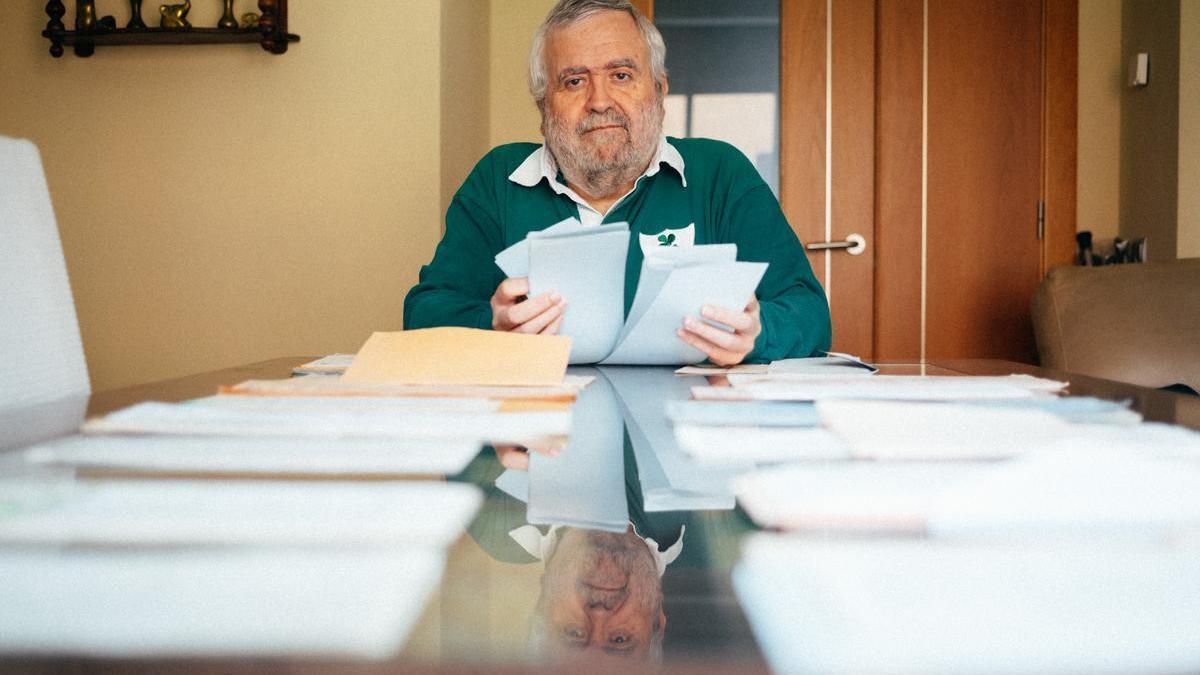 Fermín Alba Gómez colecciona en su casa todas las papeletas de voto presentadas por Madrid en todas las elecciones habidas de 1977 a 1990.