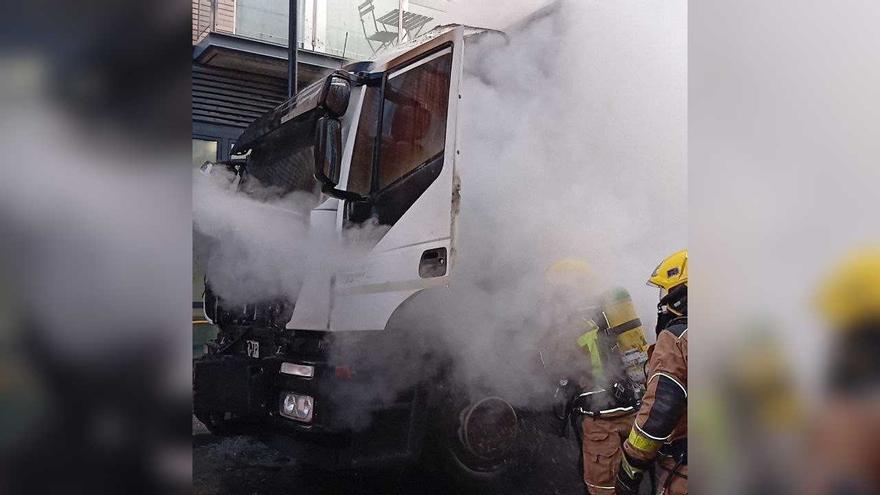 Crema un camió de recollida d&#039;escombraries a Girona