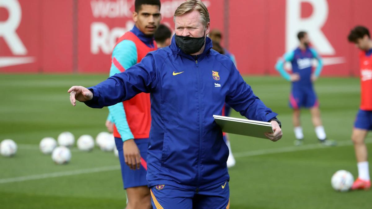 Ronald Koeman, en un entrenamiento con el Barcelona.