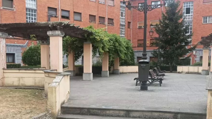 Casas en ruinas, bancos con "clavos asomando" y sin fibra óptica: los vecinos alertan del "abandono" del barrio Urquijo de La Felguera