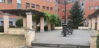 Casas en ruinas, bancos con "clavos asomando" y sin fibra óptica: los vecinos alertan del "abandono" del barrio Urquijo de La Felguera