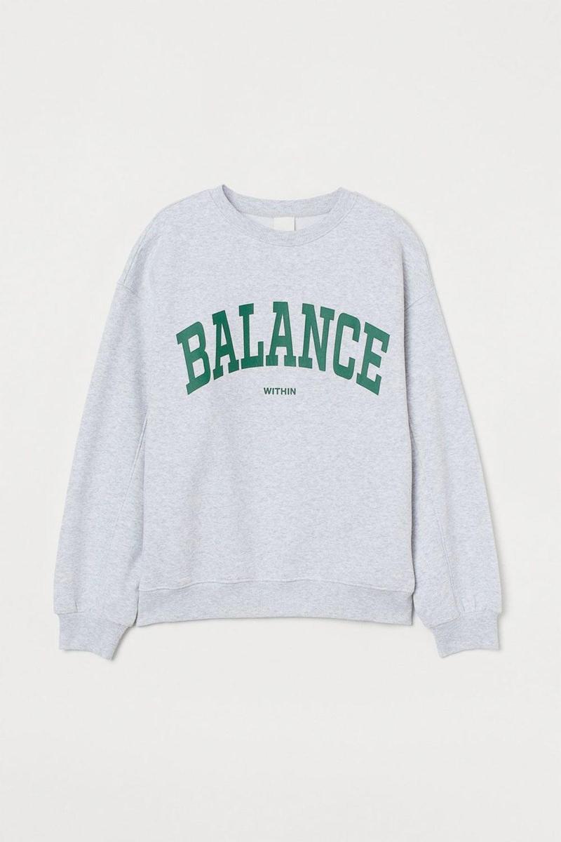 Sudadera gris jaspeada con mensaje, de H&M