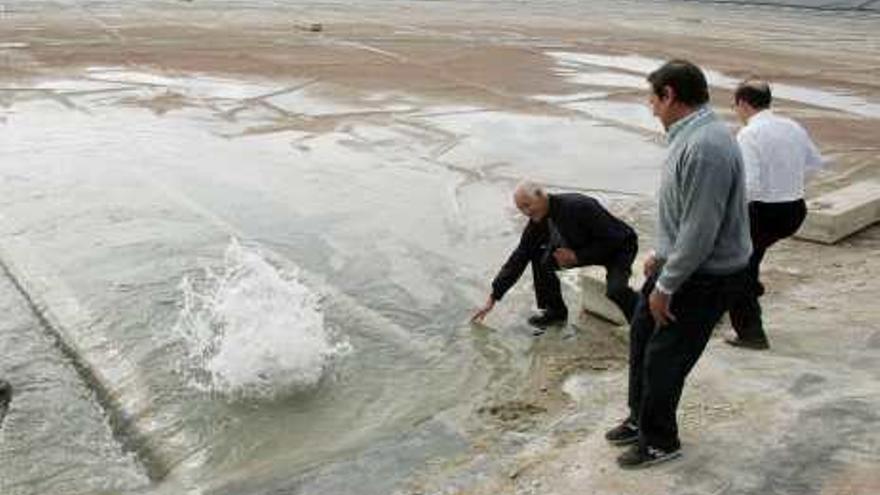 Agricultores observan la llegada del agua del Júcar a Elche.