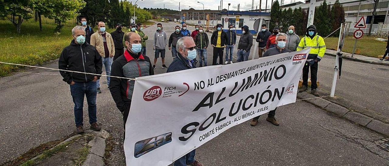 Una de las concentraciones que protagonizaron el pasado mes de junio trabajadores y sindicalistas de Alu Ibérica y cuya responsabilidad quiere depurar ahora la compañía.