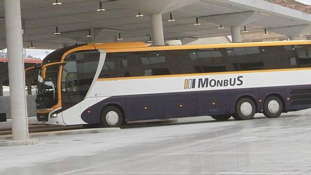 Un autobús de Monbus en la estación de Ourense. | I. Osorio