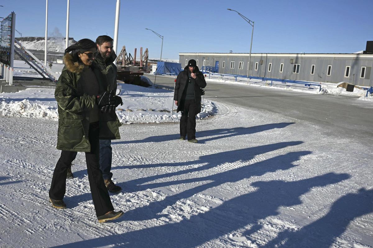 El vicepresidente de EEUU, JD Vance, y su esposa, Usha, a su llegada a la base militar espacial de EEUU en Groenlandia, en Pituffik.