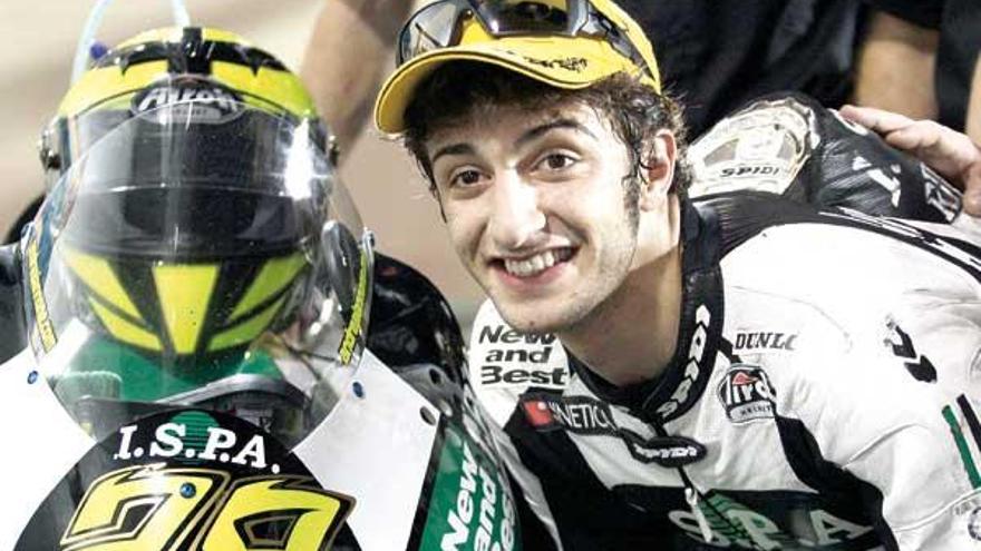 Andrea Iannone festeja su triunfo en Qatar.