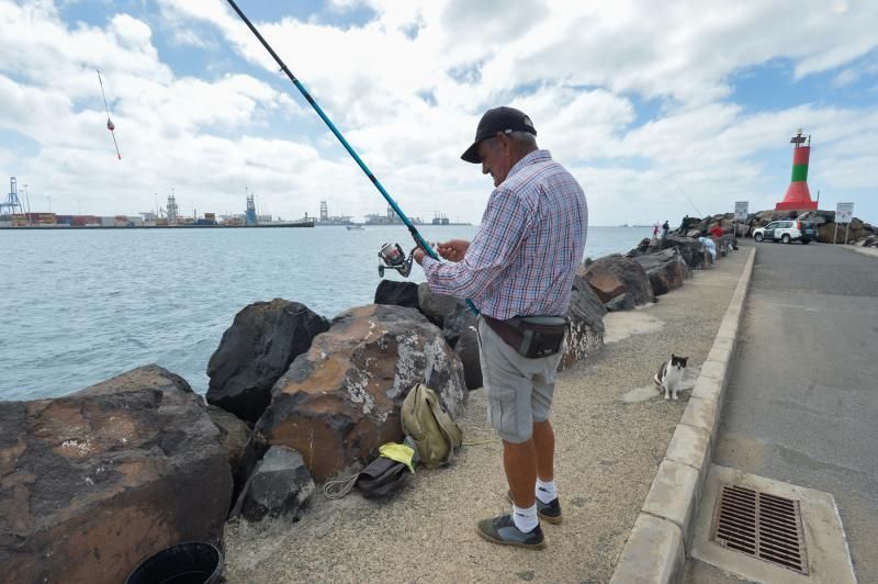 Pescadores de caña en el Muelle Deportivo