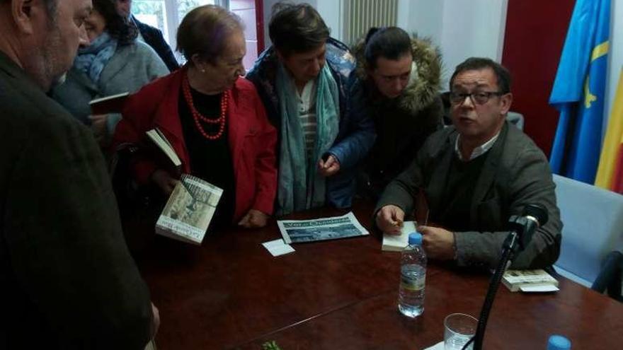 José Antonio Álvarez Castrillón, durante la firma de ejemplares, ayer, en San Martín.