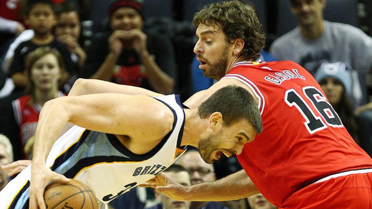 Marc y Pau Gasol, durante un partido de la temporada pasada entre los Grizzlies y los Bulls, en el FedExForum de Menfis