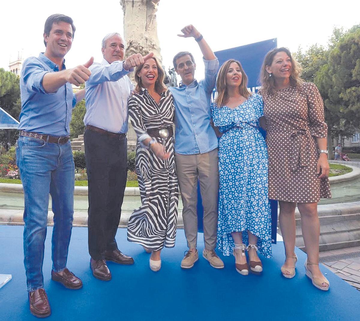 Los candidatos del PP, junto a Jorge Azcón, en la plaza de Los Sitios.
