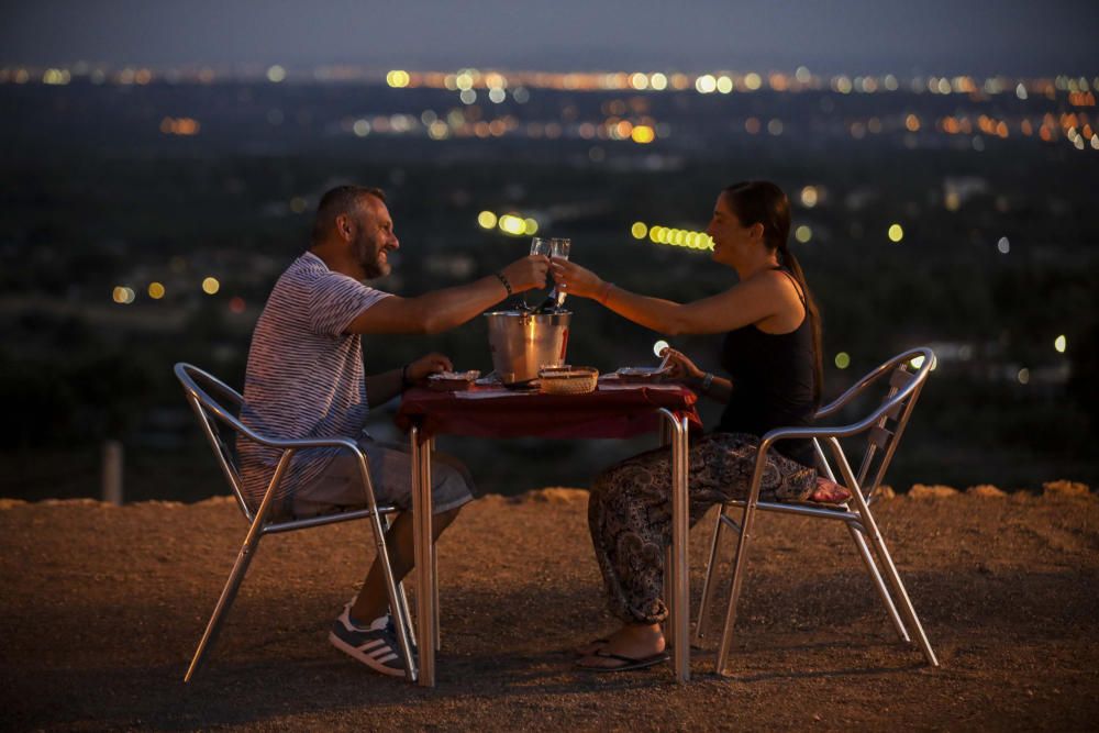 El ayuntamiento de Naquera organizó la noche del 10 de agosto el evento "Náquera te enamora". El consistorio ofrecía una cena romántica en la explanada de la ermita a las parejas de enamorados que se hubiesen apuntado. Una iniciativa para promocionar la población