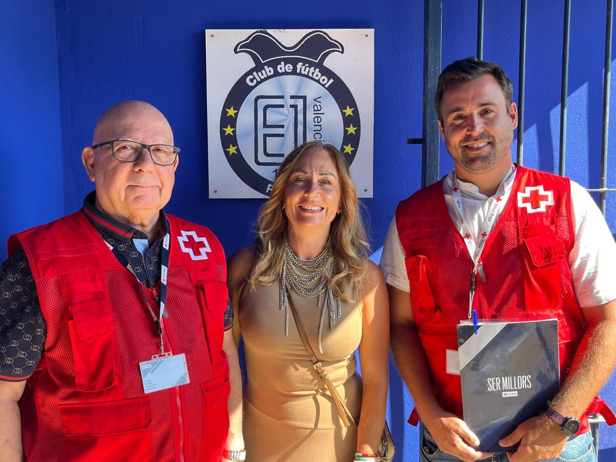 La presidenta del club y vicepresidenta de la FFCV, Yolanda Folguera, junto a los responsables de Cruz Roja, clave en la reconstrucción