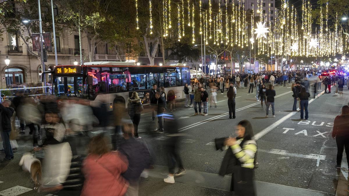 Operativo de la Guardia Urbana por los selfis con las luces del paseo de Gràcia