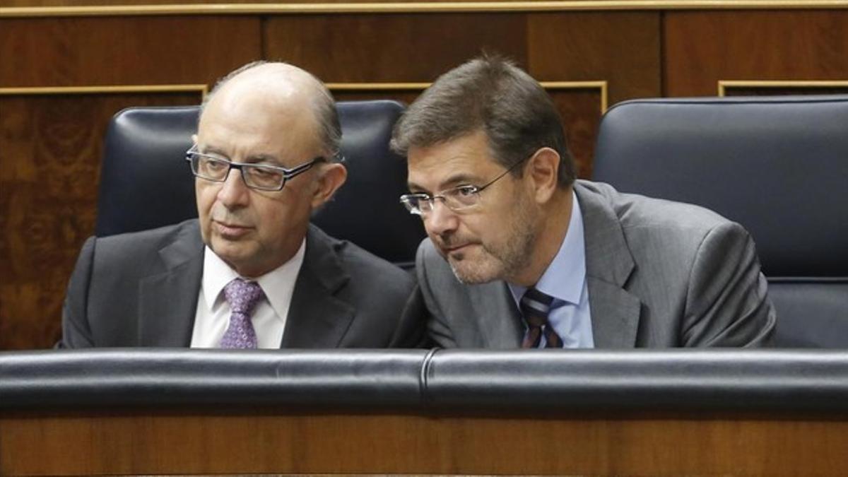 Los ministros de Hacienda y Justicia, Cristóbal Montoro y Rafael Catalá, ayer en el pleno del Congreso.