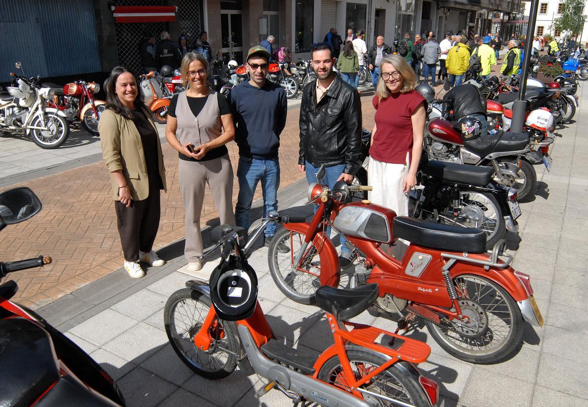 Las motos se concentraron en la calle Cartagena de Silleda antes de iniciar la ruta.
