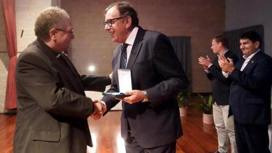 El sacerdote Isaac de Vega recibe la medalla de plata al mérito social penitenciario