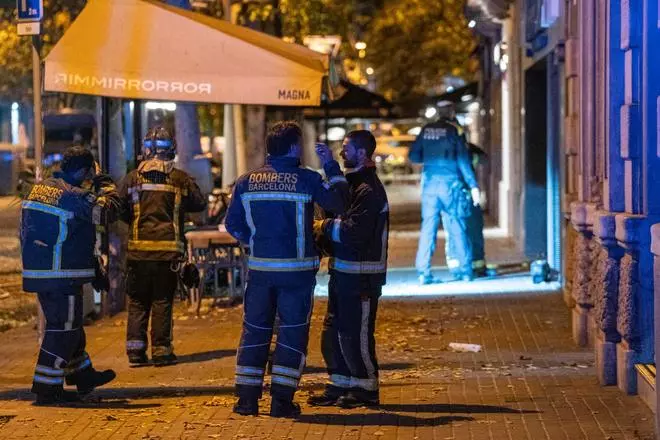 Cuatro heridos leves en un aparatoso incendio en el hotel The Mirror en el centro Barcelona