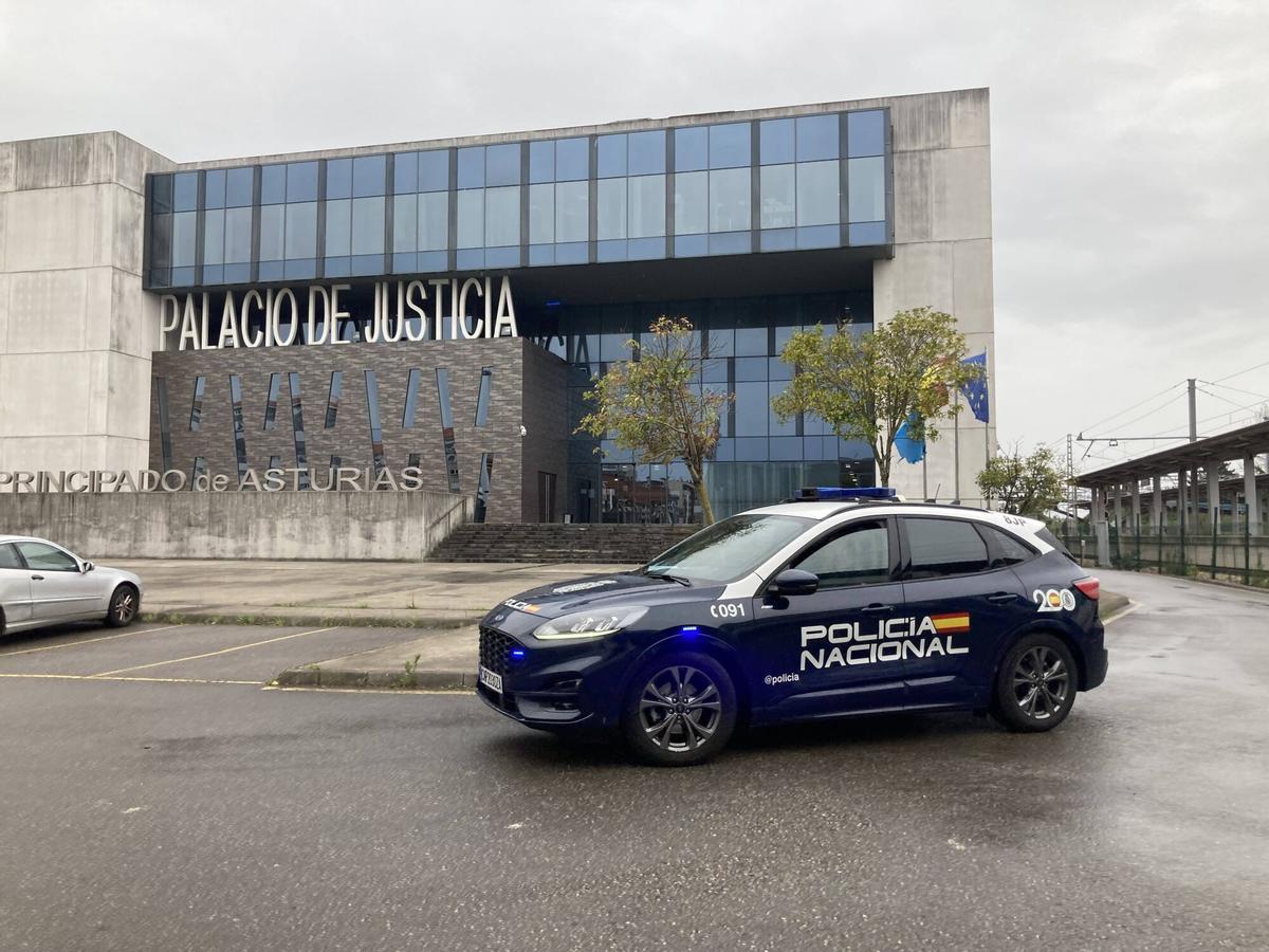 Un vehículo de la Policía Nacional, en el Palacio de Justicia