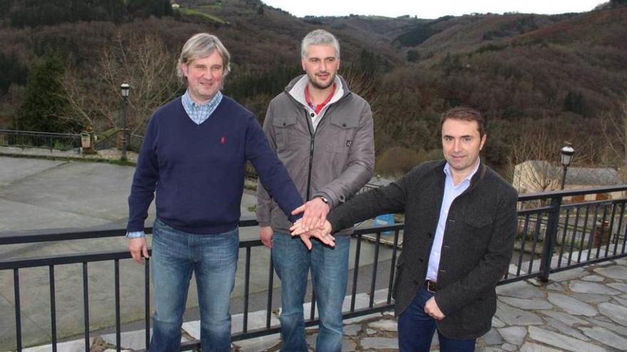 Por la izquierda, Marcos Niño, Javier Martínez y José Antonio González Braña, en Santa Eulalia de Oscos.