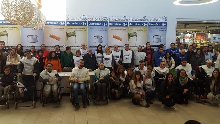 Voluntarios y representantes de las organizaciones que participan en la campaña de recogida.