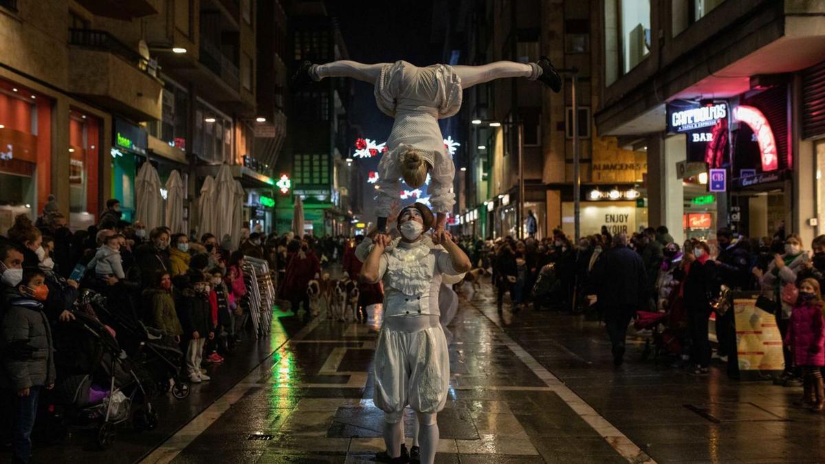 Un desfile real bajo la lluvia