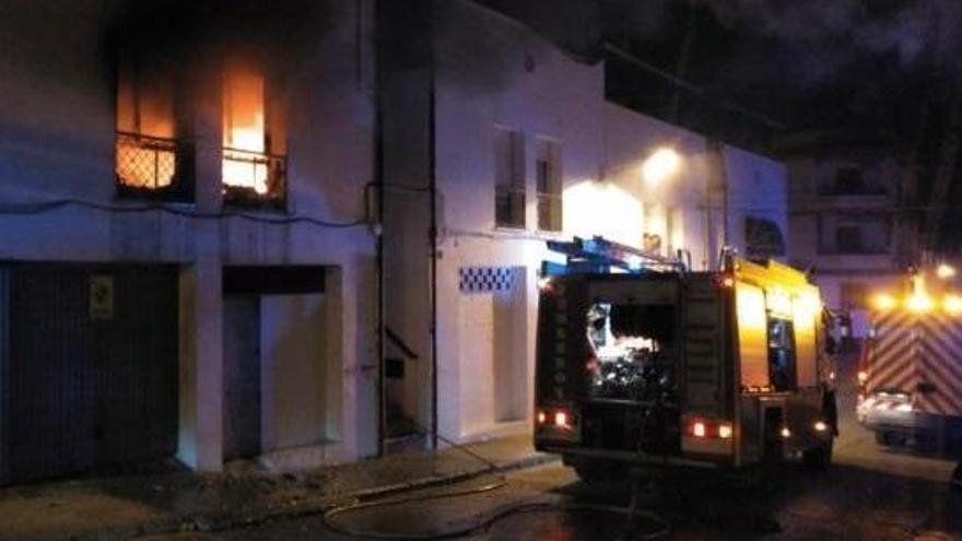 Un hombre de 59 años afectado por humo en el incendio de una casa en Montilla