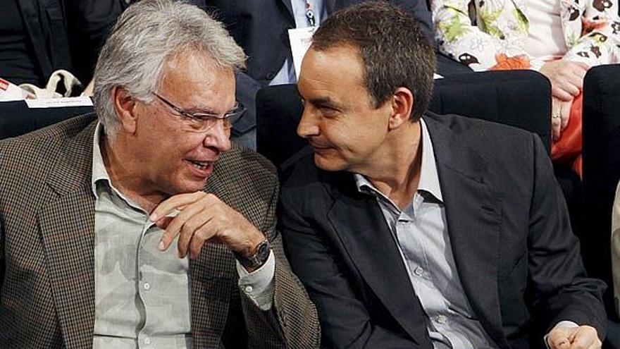 Zapatero conversa con el ex presidente del Gobierno Felipe González.