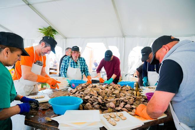 Miles de personas disfrutan en Arcade de sus ostras