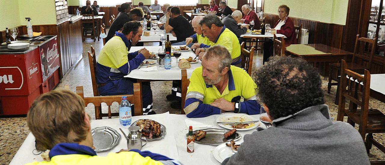 Comedor, ayer, de un restaurante de Silleda y terraza en Lalín.  | FOTO: BERNABÉ/ JAVIER LALÍN