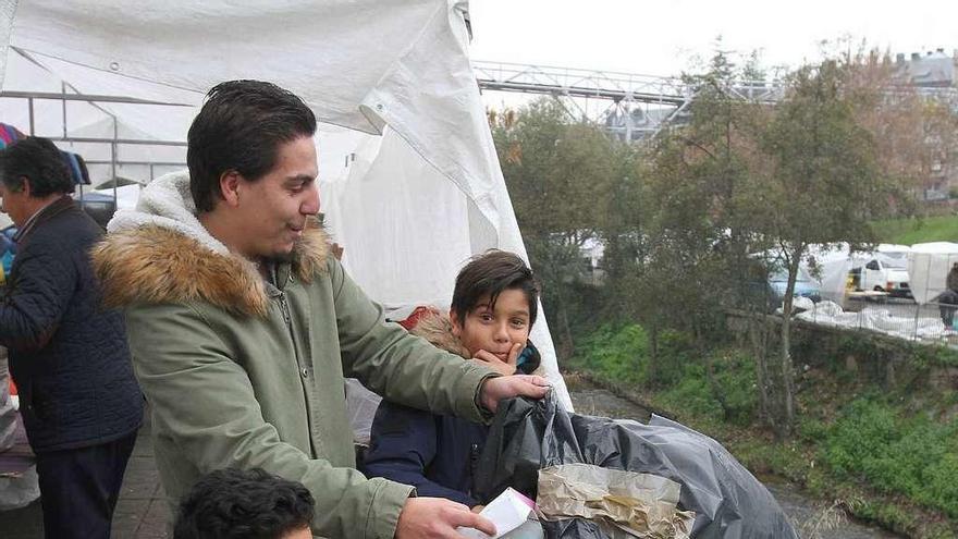 Uno de los vendedores, ayer, recogiendo la basura al remate del mercadillo en el Barbaña. // Iñaki Osorio