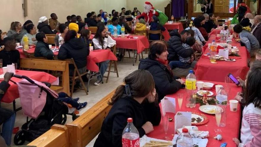 Ancians, infants i refugiats participen en el dinar de Nadal de Sant Egidi a Manresa