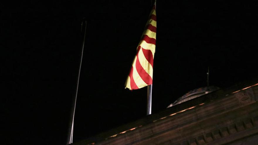 Despengen durant uns minuts la bandera espanyola del Palau de la Generalitat