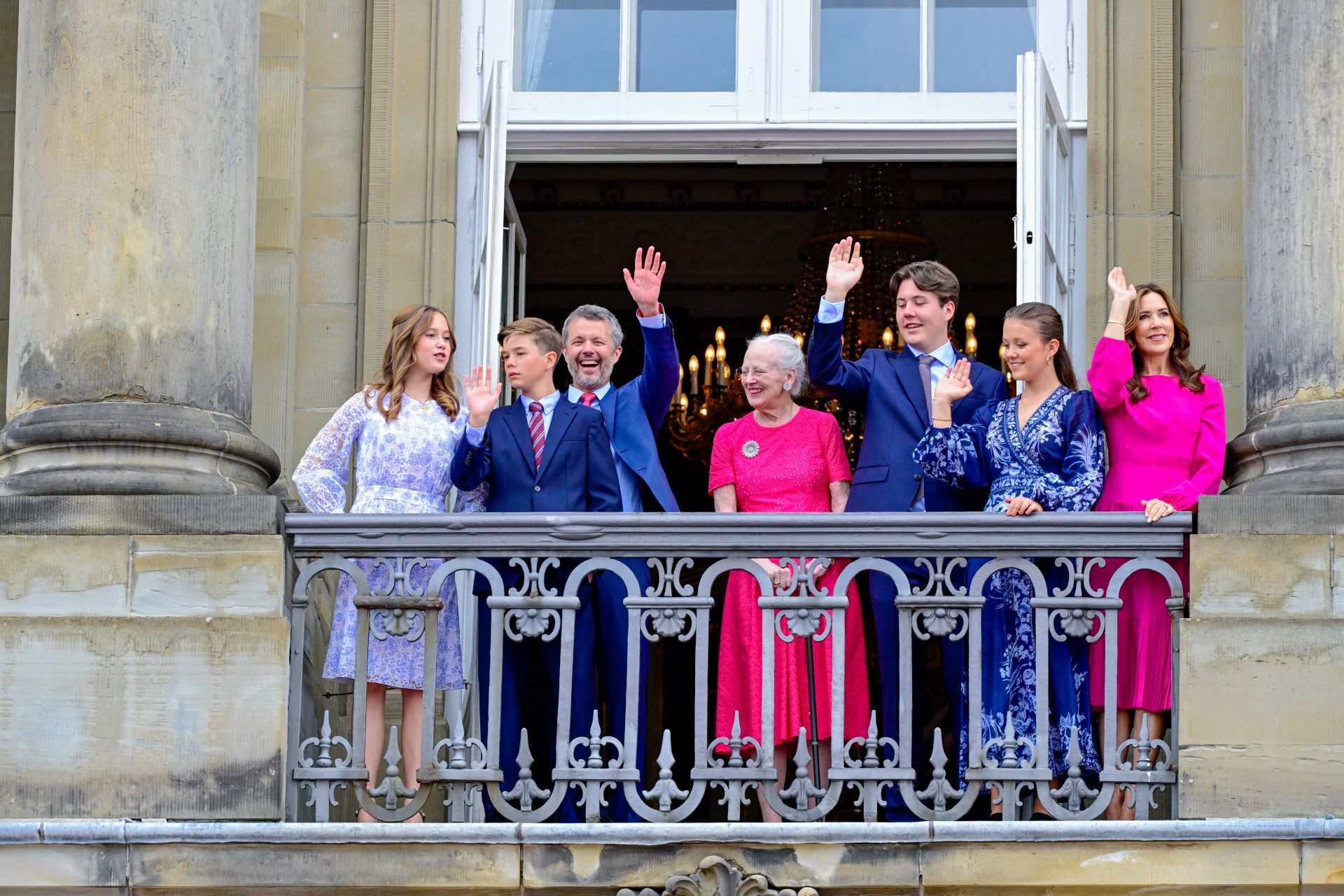 La familia real danesa durante el 56 cumpleaños de Federico X.