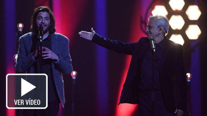 Salvador Sobral y  Caetano Veloso, en el escenario de Lisboa