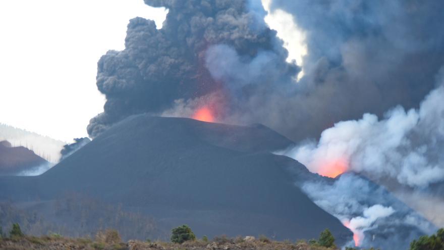 Así son las enormes rocas que arrastra la lava en La Palma