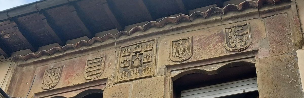 Frontal con blasones en el Palacio de Camposagrado, en Santa Marina.
