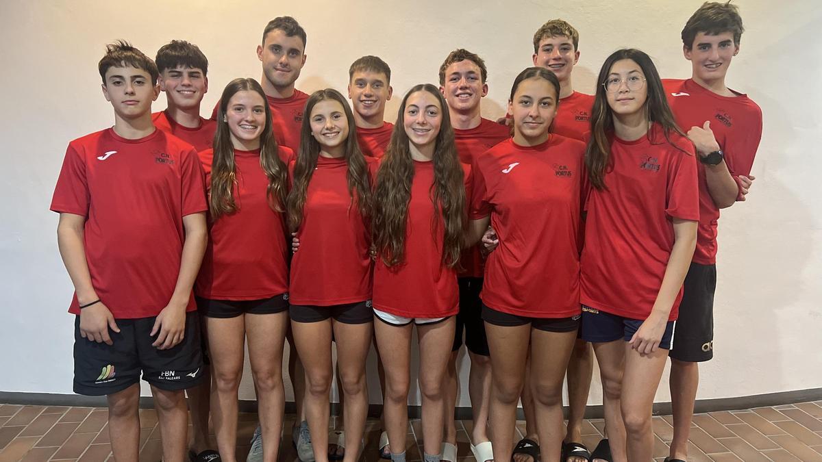 Foto grupal de los nadadores que participarán en la prueba balear.