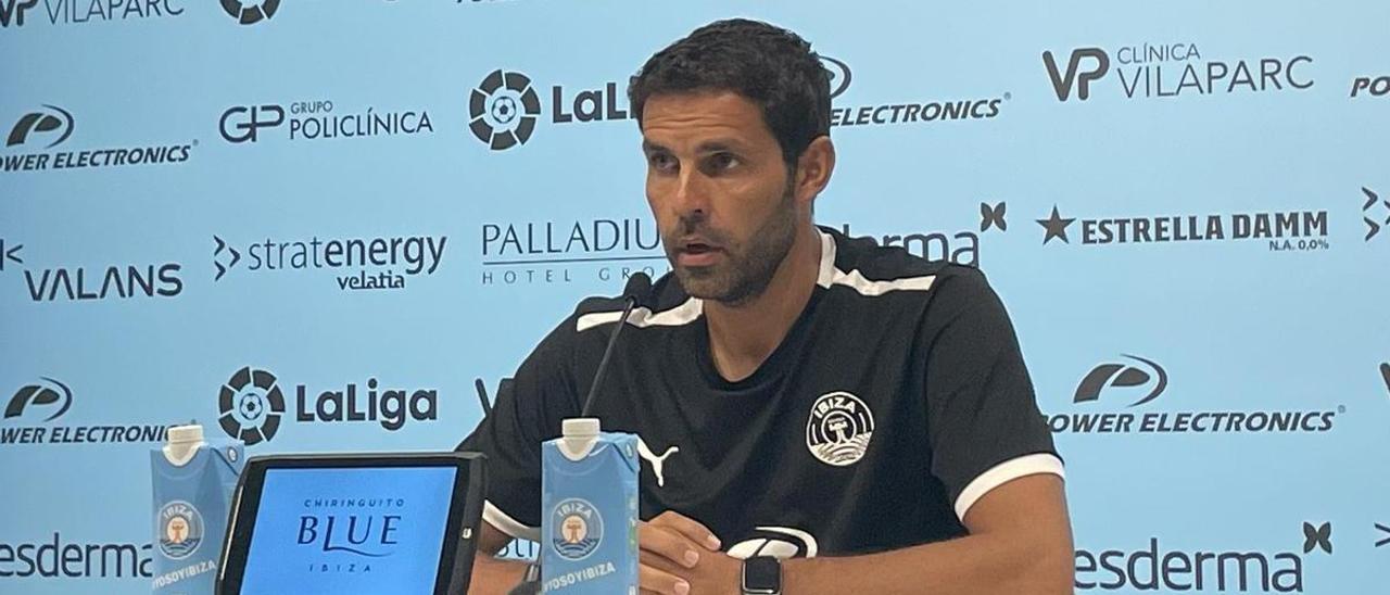 Javier Baraja, entrenador de la UD Ibiza, en la previa del partido contra el Real Oviedo.